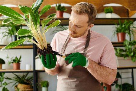 Un hombre acuna una planta en sus manos, mostrando cuidado y conexión con la naturaleza en un entorno de tienda de plantas.