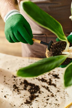 Una persona con guantes verdes desmalezando cuidadosamente una planta en una tienda de plantas, encarnando el concepto de ser dueño de una pequeña empresa.