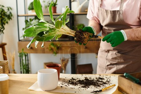 Una persona con guantes verdes sostiene delicadamente una planta sana, mostrando cuidado y dedicación en un entorno de tienda de plantas.