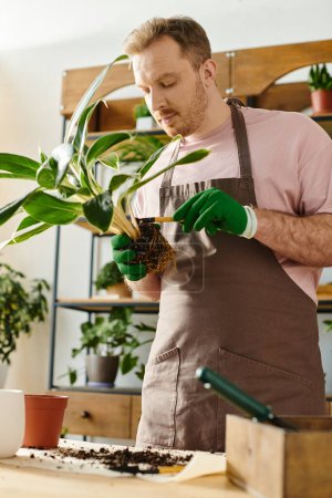 Ein Mann in Schürze hält sorgfältig eine Topfpflanze in der Hand, die seine Liebe zu Pflanzen und seine Hingabe zu seinem kleinen Blumengeschäft zeigt.