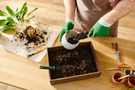 Une personne en gants verts tenant une plante dans une boîte, mettant en valeur les soins, la nature et les affaires d'une manière unique.
