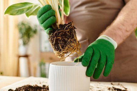 Mann in grünen Handschuhen pflegt Pflanze in kleinem Pflanzenladen und verkörpert das eigene Geschäftskonzept.