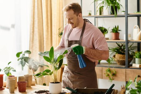 Ein Mann in einer Schürze wässert aufmerksam eine Topfpflanze in einem gemütlichen Pflanzenladen-Ambiente und verkörpert die Essenz des Kleinunternehmens.