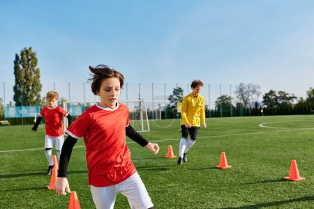 Una escena dinámica se desarrolla cuando un grupo de jóvenes participan en un intenso juego de fútbol, mostrando sus habilidades y trabajo en equipo en el campo.