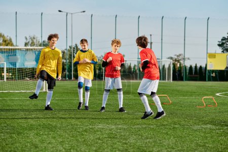 Téléchargez les photos : Un groupe de jeunes garçons se tiennent fièrement au sommet d'un terrain de soccer, célébrant leur accomplissement avec joie et triomphe. - en image libre de droit