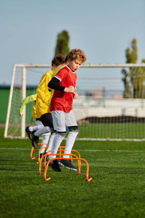 Zwei Kinder, ein Junge und ein Mädchen, spielen schwungvoll Fußball auf einer grünen Wiese. Sie kicken den Ball hin und her, zeigen Geschick, Energie und Kameradschaft, wenn sie sich in einem Freundschaftsspiel messen..