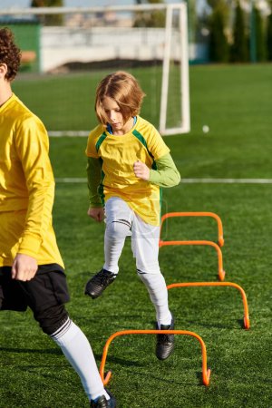 Deux jeunes garçons énergiques donnent joyeusement un coup de pied à un ballon de football, leurs rires résonnent dans les airs alors qu'ils courent après le ballon sur le terrain vert.