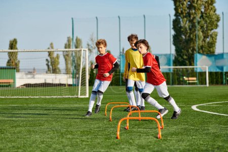 Téléchargez les photos : Un groupe de jeunes garçons jouant avec enthousiasme un match de football, donnant des coups de pied au ballon d'avant en arrière, sprinter à travers le terrain, et joyeusement célébrer les buts marqués. - en image libre de droit