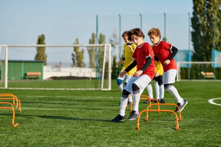 Un groupe de jeunes garçons énergiques jouant un match de football sur un terrain herbeux, donnant des coups de pied au ballon, courant et riant ensemble alors qu'ils participent à un match amical.