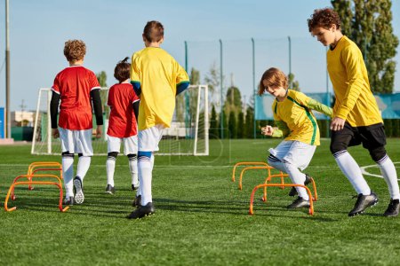 Eine Gruppe junger Jungen spielt energisch ein Fußballspiel auf einem Rasenplatz. Sie rennen, treten gegen den Ball und feuern sich in freundschaftlicher und wettbewerbsorientierter Atmosphäre gegenseitig an..