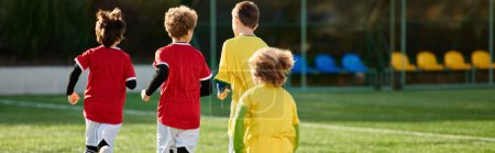 Eine Gruppe junger Jungen steht selbstbewusst auf einem Fußballplatz und blickt auf den saftig grünen Rasen darunter. Sie strotzen vor Energie und Enthusiasmus und sind bereit, das vor ihnen liegende Spiel zu gewinnen..