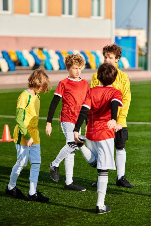 Grupa młodych chłopców pochłonięta żywą grą w piłkę nożną, bieganie, kopanie i doping na boisku z czystym entuzjazmem i radością.