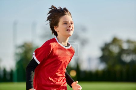 Eine dynamische Szene auf einem Fußballplatz, in der ein kleiner Junge mit Entschlossenheit rennt. Seine Energie und Leidenschaft für das Spiel sind offensichtlich, als er über das sattgrüne Feld sprintet und den Geist der Sportlichkeit und Athletik verkörpert.