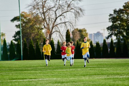 Eine Gruppe junger Jungen spielt energisch ein Fußballspiel auf einem Rasenplatz, kickt den Ball hin und her und lacht und feuert sich gegenseitig an..