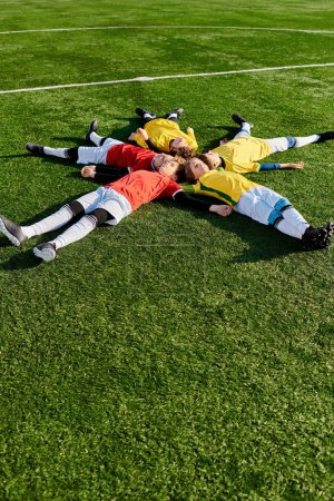 Foto de Un grupo de personas tumbadas en un campo verde vibrante, disfrutando de la tranquilidad de su entorno. La hierba exuberante sirve como una cama suave, creando un momento sereno y armonioso entre amigos. - Imagen libre de derechos