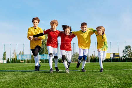Un groupe de jeunes hommes engagés dans un match de football animé, donnant des coups de pied au ballon alors qu'ils rivalisent d'énergie et de travail d'équipe sur le terrain.