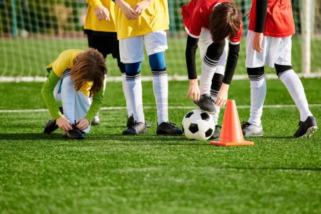 Eine bunte Gruppe kleiner Kinder steht voller Spannung und Vorfreude um einen Fußball herum, plaudert und lacht, während sie ihr nächstes Spiel planen..