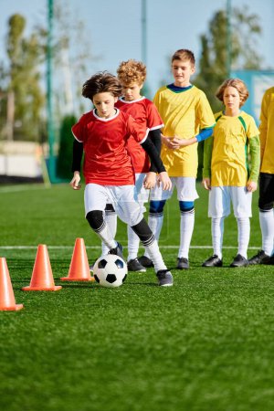 Eine Gruppe lebhafter kleiner Kinder spielt begeistert Fußball auf einer Rasenfläche. Sie rennen, kicken, passen und feiern Tore auf lebendige und dynamische Weise.
