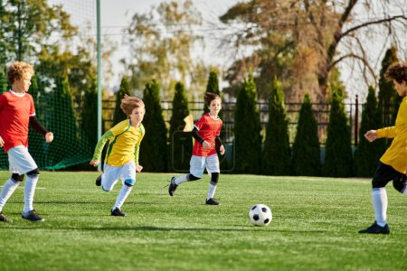 Un groupe de jeunes garçons énergiques jouent à un jeu passionnant de football, frappant un ballon avec enthousiasme et rire sur un terrain herbeux.