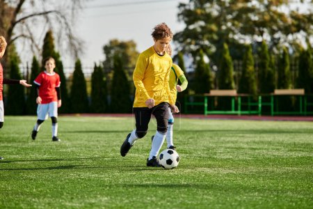 Grupa młodych chłopców entuzjastycznie grająca w piłkę nożną na boisku. Biegają, kopią, podają i dryblują z umiejętnościami i ekscytacją.
