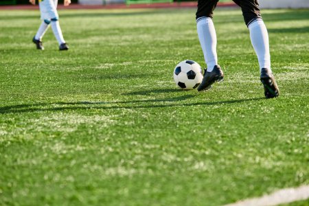 Una escena dinámica se desarrolla como un grupo diverso de jóvenes compiten apasionadamente en un juego de fútbol, mostrando sus habilidades y el trabajo en equipo en el campo.
