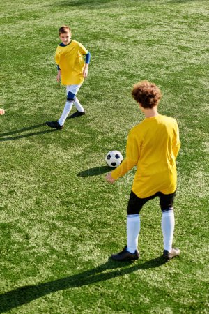 Uduchowiona grupa młodych mężczyzn zaangażowanych w konkurencyjną grę w piłkę nożną na tętniącym życiem polu. Biegają, podają i rzucają piłkę z energią i entuzjazmem..