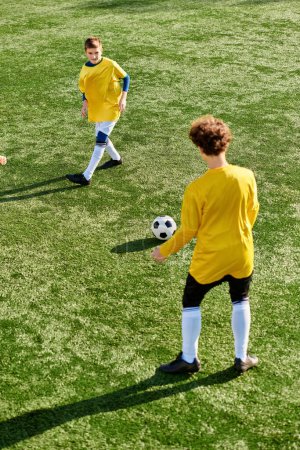 Un groupe animé de jeunes hommes engagés dans un jeu compétitif de football sur un terrain animé. Ils courent, passent et tirent la balle avec énergie et enthousiasme.