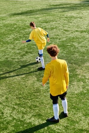 Un grupo de jóvenes jugando apasionadamente un partido de fútbol en un campo verde, mostrando trabajo en equipo, habilidad y competencia amistosa. Los jugadores están corriendo, pasando y anotando goles mientras disfrutan del emocionante deporte.