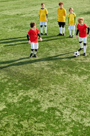 Un groupe de jeunes garçons énergiques se tiennent triomphalement sur un terrain de soccer, exsudant joie et camaraderie après un match. Ils sont entourés par l'herbe verte luxuriante et des poteaux de but, montrant leur victoire.