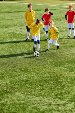 Un grupo de jóvenes jugando con entusiasmo un partido de fútbol en un campo de hierba, pateando la pelota, corriendo y animándose mutuamente.