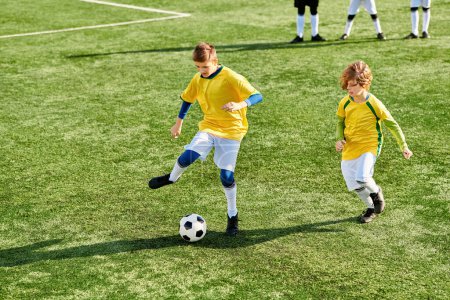 Żywa scena rozwija się jako dynamiczna grupa młodych chłopców angażują się w ekscytującą grę w piłkę nożną, pokazując swoje umiejętności, pracę zespołową i czystą radość z gry razem.