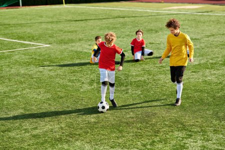 Grupa małych dzieci entuzjastycznie grająca w piłkę nożną, biegająca po boisku, kopiąca piłkę i dopingująca się nawzajem w przyjacielskim konkursie.