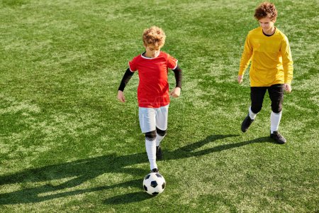 Dos jóvenes participan en un vibrante juego de fútbol, correr, patear y pasar la pelota con habilidad y pasión en un campo de hierba.