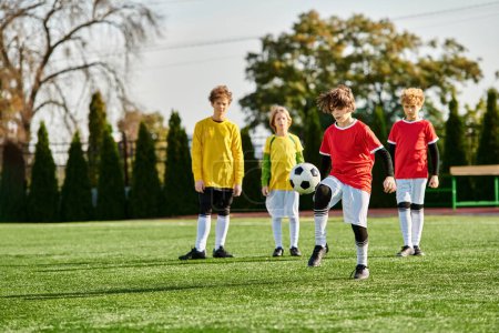 Eine Gruppe temperamentvoller junger Jungen steht stolz auf einem Fußballplatz, die Augen voller Entschlossenheit und Geschlossenheit, während sie sich auf ein anspruchsvolles Spiel vorbereiten..