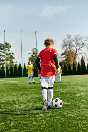Grupa młodych mężczyzn zaangażowanych w uduchowioną grę w piłkę nożną na trawiastym polu, pokazując swoje umiejętności sportowe i pracę zespołową, gdy gonią piłkę, dokonać strategicznych podań, i dążyć do celu pośród intensywnej konkurencji.