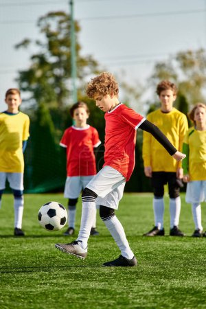 Ein kleiner Junge kickt energisch einen Fußball über eine weitläufige grüne Wiese. Die strahlende Sonne wirft lange Schatten, während er den Ball geschickt manövriert und dabei Entschlossenheit und Leidenschaft für den Sport zeigt..