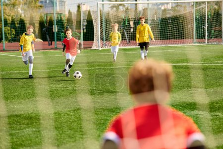 Eine Gruppe lebhafter kleiner Kinder spielt begeistert Fußball, rennt, tritt gegen den Ball und feuert sich auf lebhafte und temperamentvolle Weise gegenseitig an..