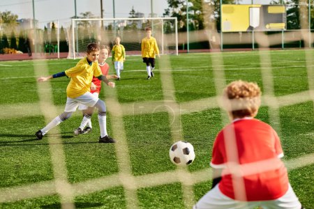 Eine lebhafte Gruppe kleiner Kinder spielt energisch ein Fußballspiel auf einem Rasenplatz, rennt, tritt und jubelt, während sie in einem Freundschaftsspiel gegeneinander antreten.