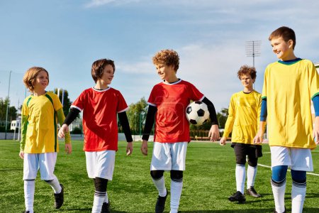 Eine Gruppe lebhafter junger Jungen steht stolz auf einem Fußballplatz und strahlt Teamwork und Triumph nach einem erfolgreichen Spiel aus..