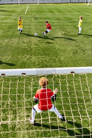 Foto de Un grupo de niños pequeños, llenos de energía y entusiasmo, jugando un emocionante juego de fútbol. Están corriendo, pateando la pelota y animándose mutuamente mientras participan en una competencia amistosa en el campo.. - Imagen libre de derechos