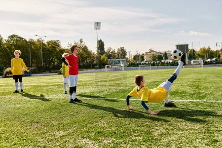 Zróżnicowana grupa młodych ludzi grających w intensywną grę w piłkę nożną na bujnym zielonym polu. Dryfują, podają i rzucają piłką, pokazując swoje umiejętności i pracę zespołową..