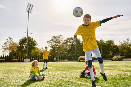 Eine Gruppe junger Männer spielt energisch Fußball auf der grünen Wiese, tritt gegen den Ball, rennt und jubelt mit Leidenschaft und Entschlossenheit.