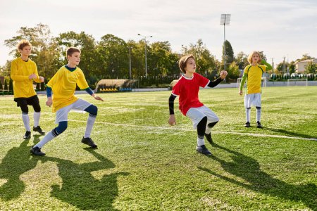 Eine lebhafte Gruppe junger Leute spielt Fußball, läuft, tritt und spielt den Ball mit Begeisterung und Geschick.