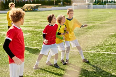 Un alegre grupo de niños pequeños están triunfantes en la cima de un campo de fútbol, unidos en la victoria y la camaradería después de un partido.