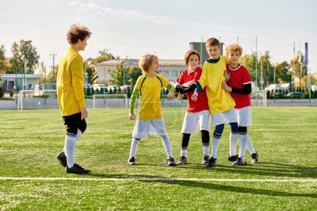 Eine lebhafte Gruppe kleiner Kinder steht triumphierend auf dem sattgrünen Fußballfeld, ihre Gesichter strahlen vor Freude und Vollendung. Die untergehende Sonne wirft einen warmen Schein über die Szene, während sie ihre Teamarbeit und ihren Sieg feiern.