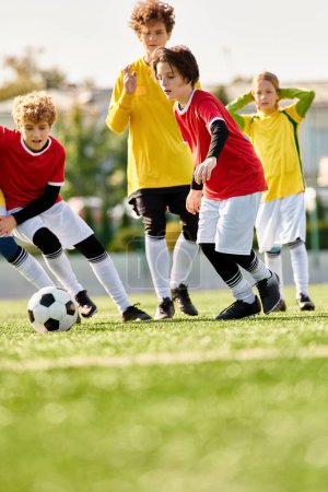 Téléchargez les photos : Un groupe d'enfants enthousiastes de différents âges jouant au soccer sur un terrain herbeux, donnant des coups de pied au ballon, courant et riant tout en profitant d'un jeu amical ensemble. - en image libre de droit