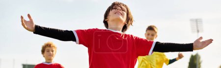 Foto de Un animado grupo de jóvenes jugando con entusiasmo un juego de frisbee en un campo de hierba, con frisbees volando por el aire y jugadores corriendo y riendo. - Imagen libre de derechos