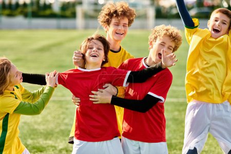Un grupo diverso de jóvenes, eufóricos y enérgicos, están en la cima de un campo de fútbol, disfrutando de la gloria de su victoria. El sol se pone en el fondo, proyectando un cálido resplandor sobre los jugadores.