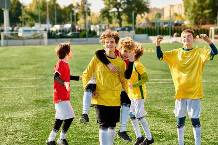 Un groupe de jeunes garçons se tiennent triomphalement sur un terrain de football soigneusement entretenu, leurs visages rayonnant de satisfaction et de fierté après un match réussi.