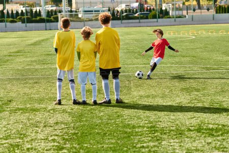 Eine Gruppe energischer junger Jungen steht stolz auf einem Fußballplatz und strahlt ein Gefühl des Triumphs und der Kameradschaft aus, während sie das riesige Spielfeld unter sich betrachten..